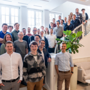 Man sieht ein Bild des gesamten scieneers-Teams. Menschen stehen auf einer großen, ausladenden Treppe und schauen alle in die Kamera.