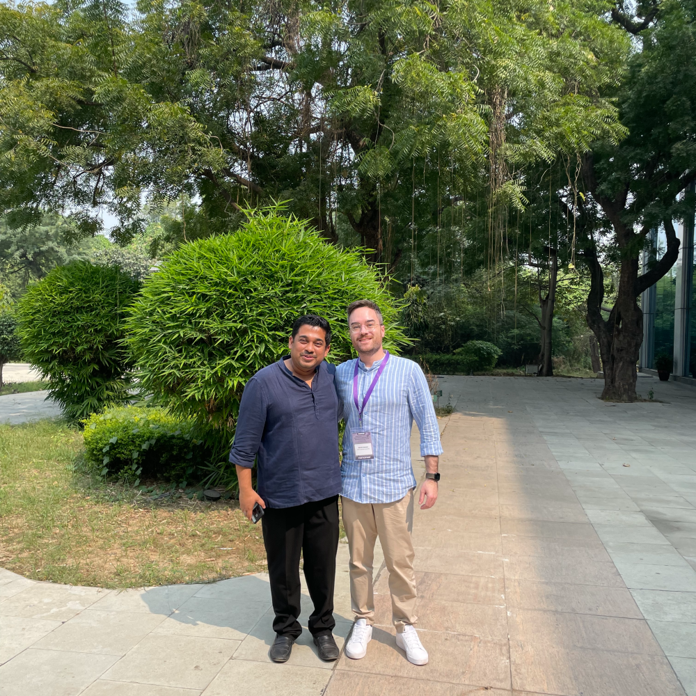 Foto von Dr. Debojyoti Chakraborty und mir vor dem Gebäude des CSIR-IGIB (Institute of Genomics and Integrative Biology) in Neu-Delhi während eines Workshop-Besuchs.